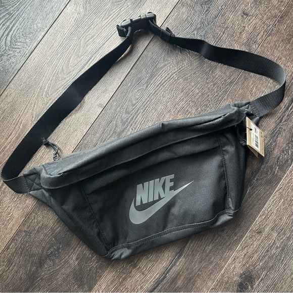 Nike Black Belt Bag Sleek Durable Design - Picture 4 of 4